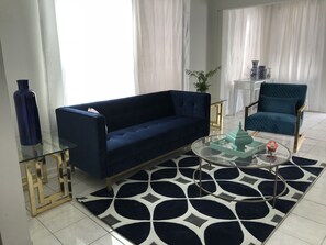 Televisión, chimenea y libros 