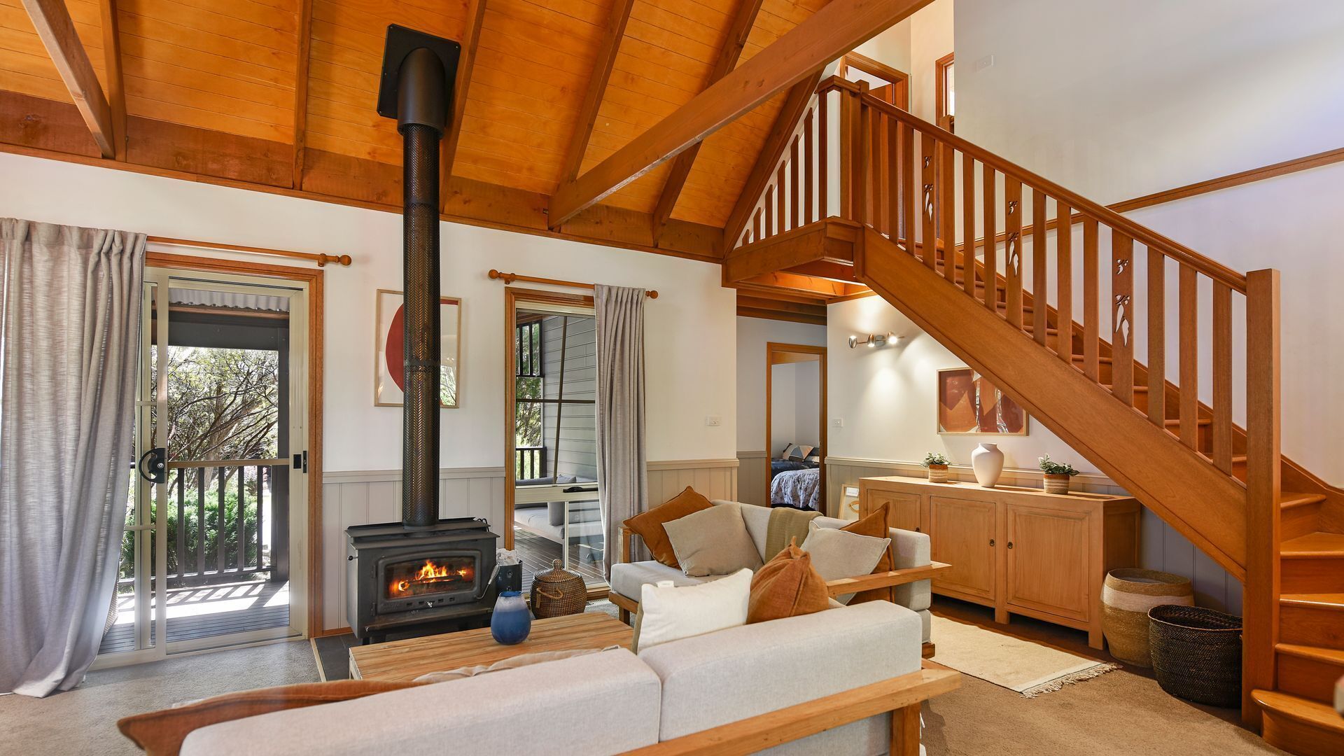 Smart-TV, DVD-spiller, bøker og PC-skjermer