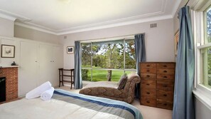 2 bedrooms, iron/ironing board, free WiFi - The Nineteenth | Golfers dream close to 18th and 19th hole (Blackheath)