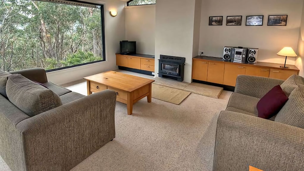 Delmonte | Modern Home Set On A Large Bush Block Located Near Hydro Majestic - Blue Mountains