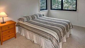 3 slaapkamers, een bureau, gratis wifi, een wekker