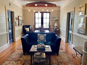 Smart-TV, Kamin, Netflix, Bücher