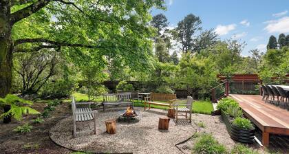 Finchley | Located on 6 acres and includes a Championship Tennis Court