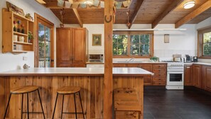 Fridge, microwave, oven, stovetop - Our Glenbogle | 3 bedroom holiday getaway close to Hydro Majestic (Medlow Bath)