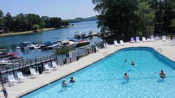 Piscine intérieure, piscine extérieure