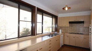Fridge, microwave, oven, stovetop - Hearthstone | Close to Govetts Leap lookouts and bushwalks (Blackheath)