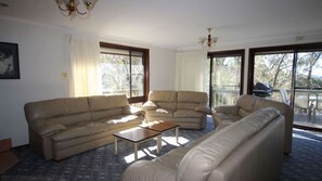 Smart TV, DVD player, books, stereo - Hearthstone | Close to Govetts Leap lookouts and bushwalks (Blackheath)