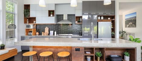 Frigorifero, microonde, forno, piano cottura