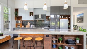 Fridge, microwave, oven, stovetop - Sofia-Rose House and Cottage (Katoomba)