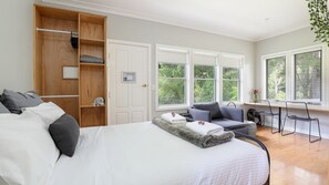 4 habitaciones, escritorio y tabla de planchar con plancha 