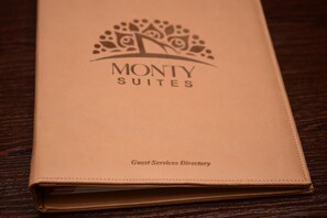 Un directorio de servicios para huéspedes cerrado, perteneciente a Monty Suites.