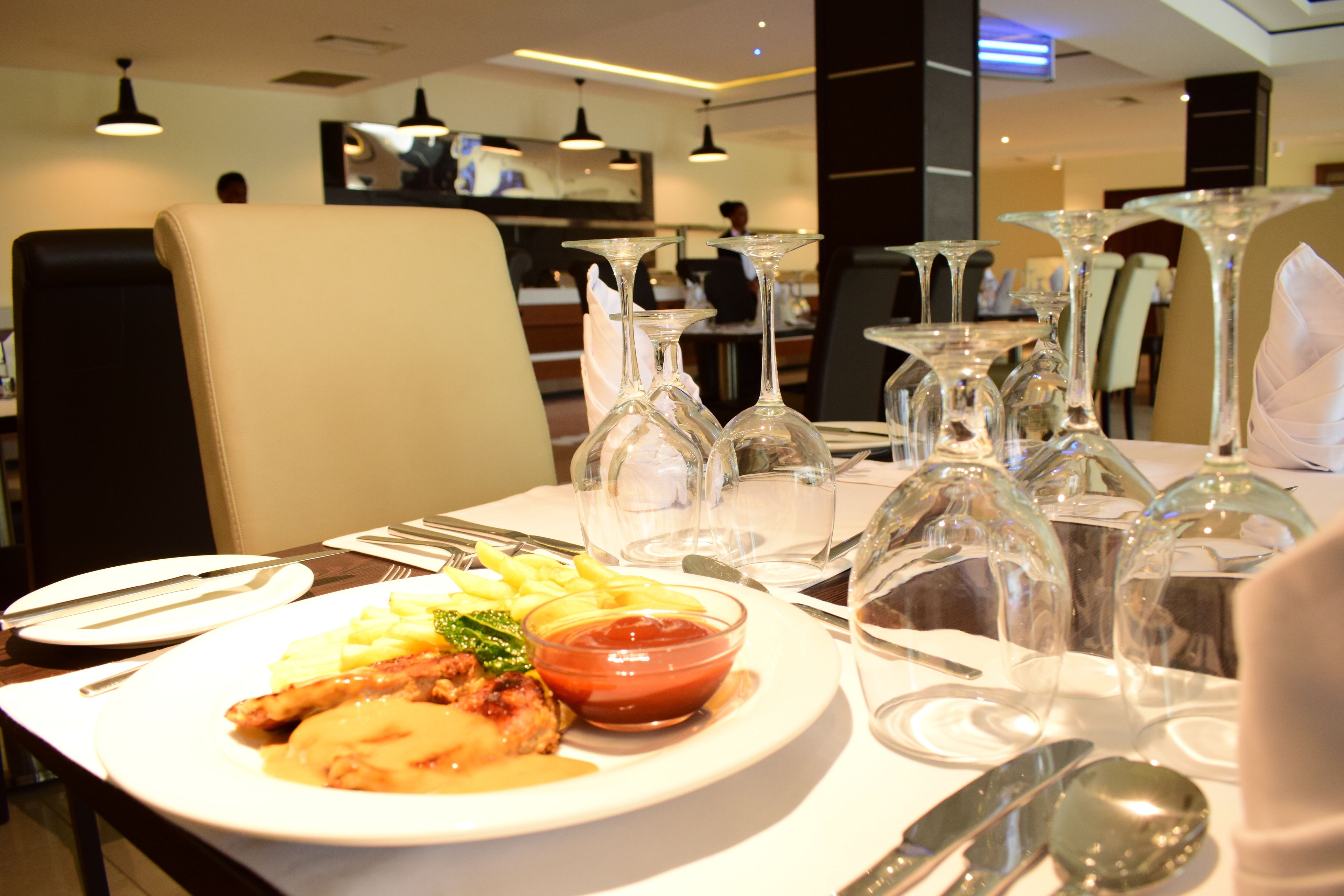 Petit déjeuner, déjeuner et dîner servis sur place