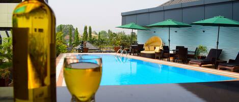 Piscine extérieure, parasols de plage, chaises longues