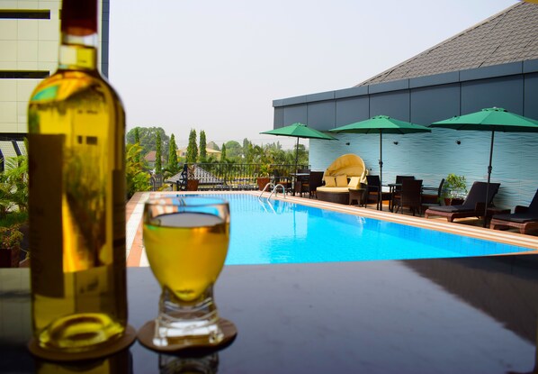 室外游泳池,池畔遮阳伞,日光浴躺椅