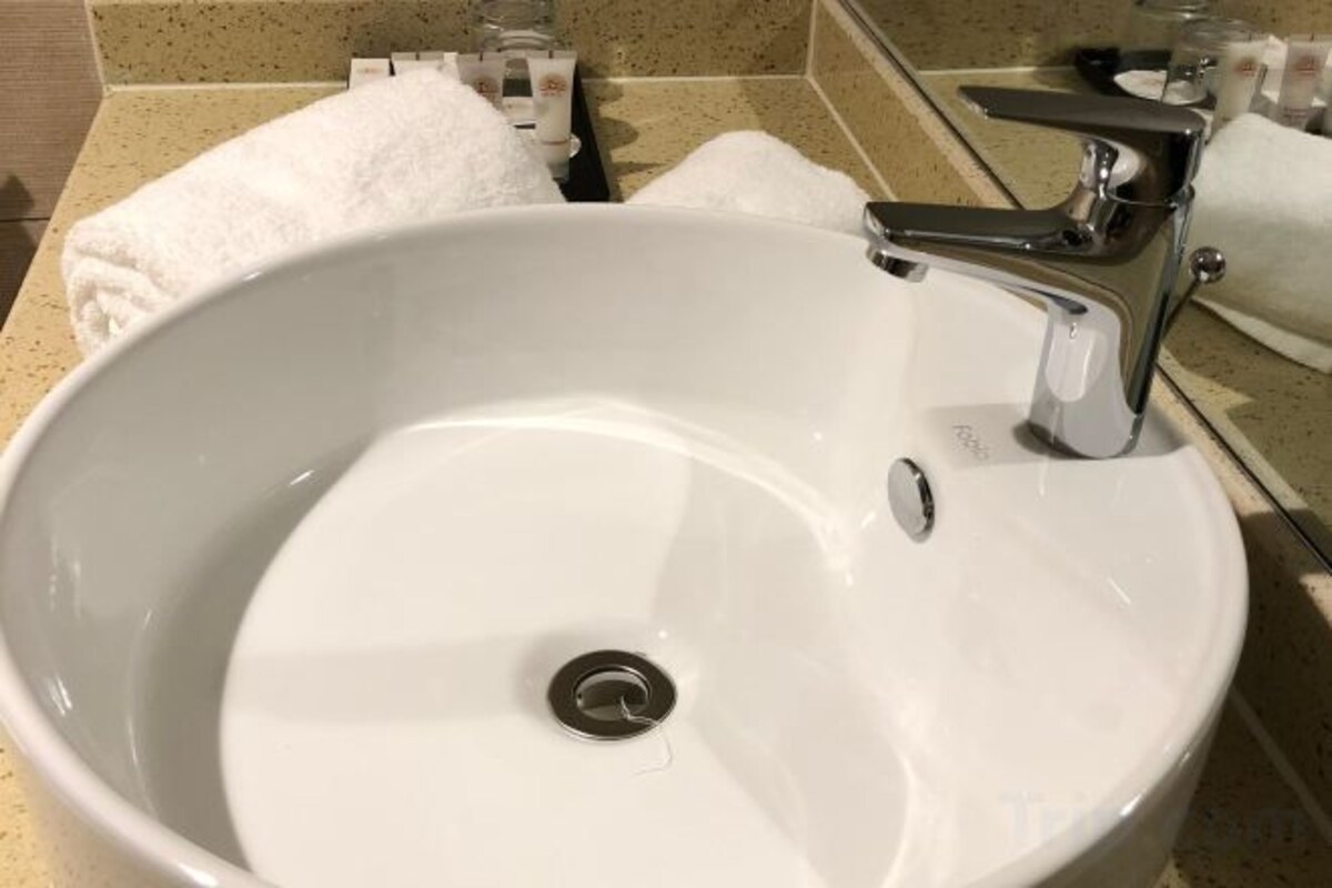 Bañera profunda, artículos de tocador gratuitos, pantuflas, toallas
