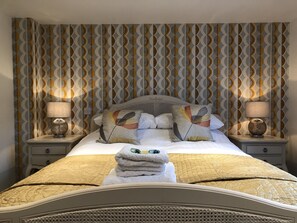 مكتب وستائر تعتيم وتجهيزات عازلة للصوت ومكواة/لوح كي