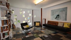 Smart TV, chimenea, reproductor de DVD, libros