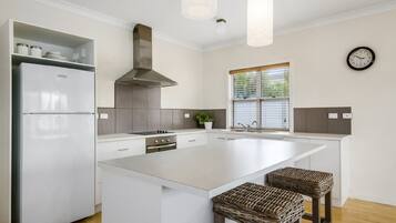 Luxury House, 3 Bedrooms, 2 Bathrooms, Garden View | Private kitchen | Full-sized fridge, microwave, oven, stovetop