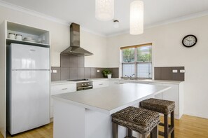 Luxury House, 3 Bedrooms, 2 Bathrooms, Garden View | Private kitchen | Full-sized fridge, microwave, oven, stovetop - Zaahira House (Robe)