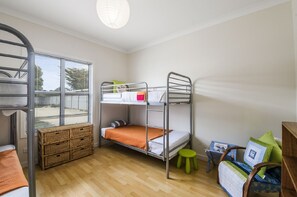 Luxury House, 3 Bedrooms, 2 Bathrooms, Garden View