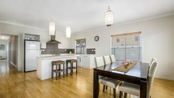 Luxury House, 3 Bedrooms, 2 Bathrooms, Garden View | In-room dining