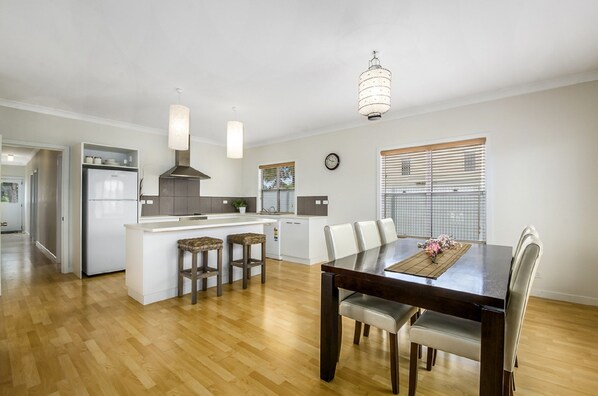 Luxury House, 3 Bedrooms, 2 Bathrooms, Garden View | In-room dining - Zaahira House (Robe)