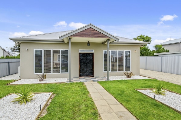 Property entrance - Zaahira House (Robe)