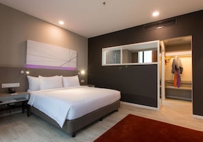 Suite Junior, 1 camera da letto, vasca da bagno, vista città | Una cassaforte in camera, tende oscuranti, ferro/asse da stiro