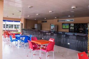 فطور من الأطباق المحلية مجانًا يوميًا