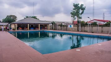 Una piscina al aire libre
