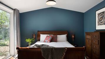 Cottage, 1 Queen Bed, Garden View | Iron/ironing board, free WiFi, bed sheets