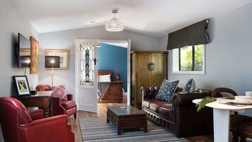 Cottage, 1 Tempat Tidur Queen, pemandangan kebun | Area keluarga | TV layar datar