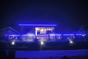 Fachada da propriedade à noite