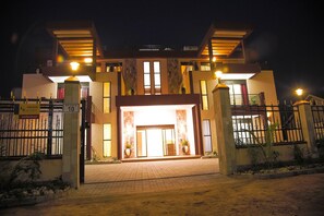 Voorkant accommodatie - avond/nacht