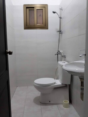 وحدات دش مع أحواض استحمام، خف للقدمين، مناشف