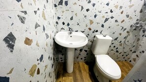 Deluxe Double Room | Bathroom | Shower, hair dryer, slippers, towels - Hotel Drinos (Tirana)