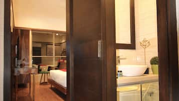 تجهيزات دش، مستلزمات مجانية للعناية الشخصية، مناشف