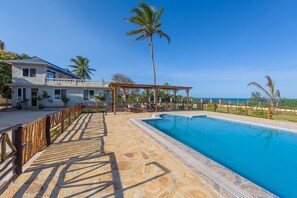 Outdoor pool - Kichangani Beach house (Kutani)