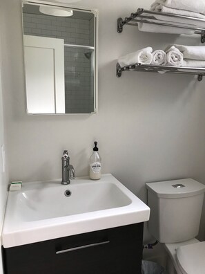 Dusche, Haartrockner, Handtücher