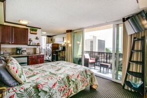 1 slaapkamer, een bureau, een strijkplank/strijkijzer, wifi