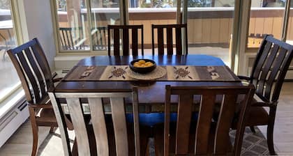Newly Renovated 2BR/3BA Condo Steps to Lifts and Main Street