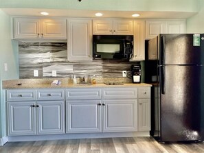 Een koelkast, een microgolfoven, een kookplaat