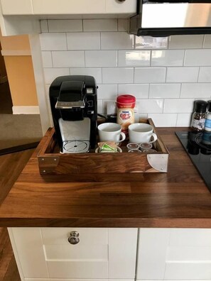 Kühlschrank, Mikrowelle, Herdplatte, Wasserkocher mit Kaffee-/Teezubehör