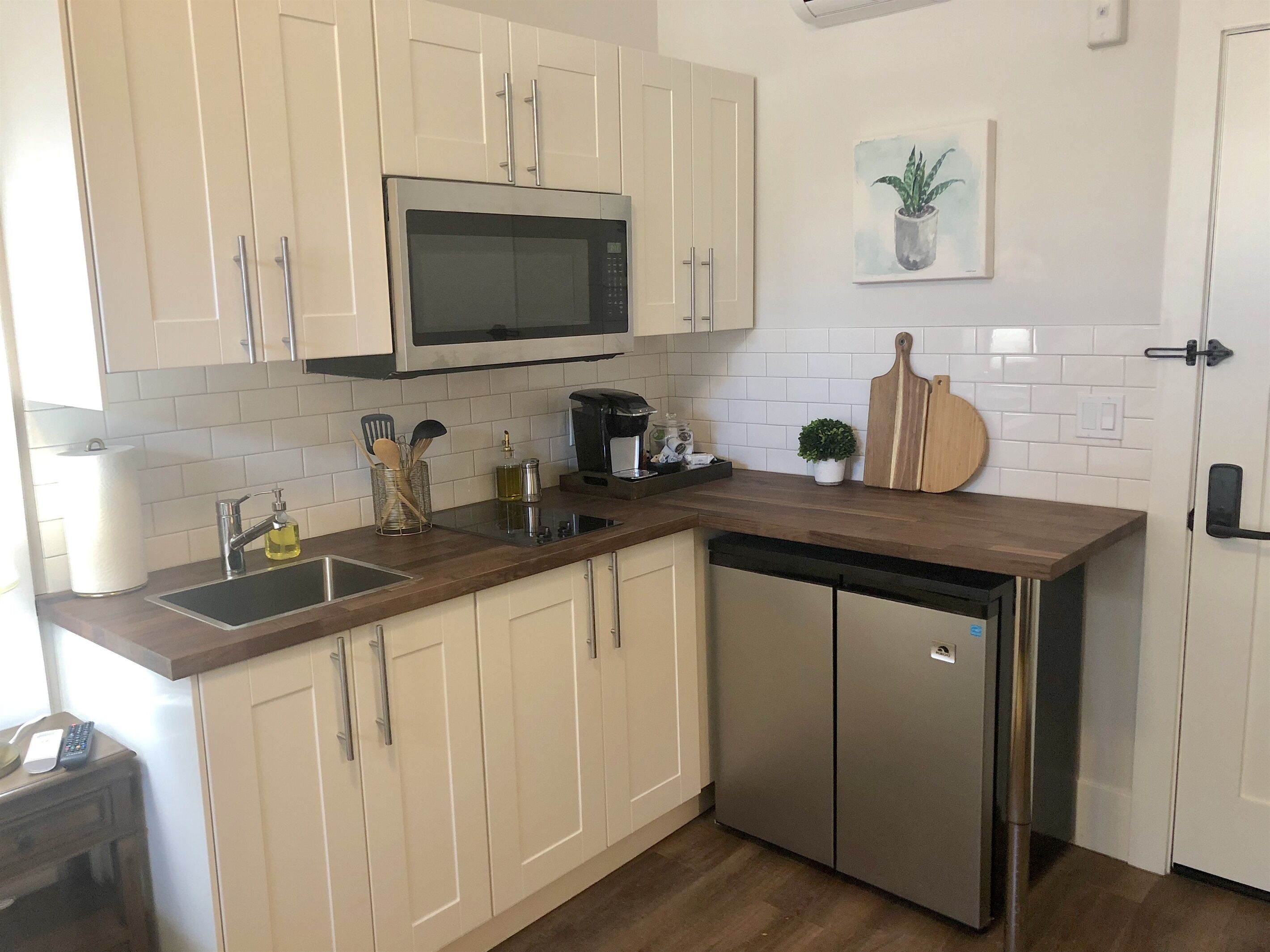 Fridge, microwave, stovetop, coffee/tea maker