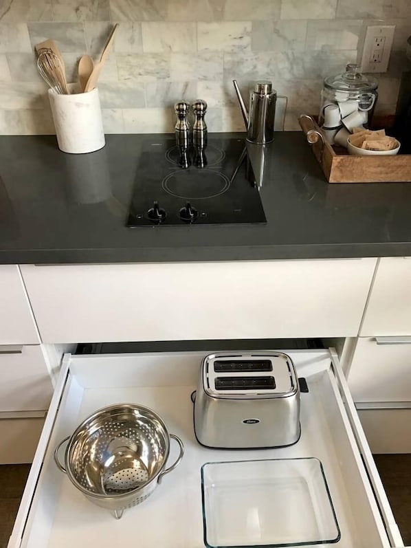 Kühlschrank, Mikrowelle, Herdplatte, Wasserkocher mit Kaffee-/Teezubehör