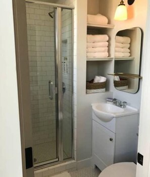 Douche, sèche-cheveux, serviettes fournies