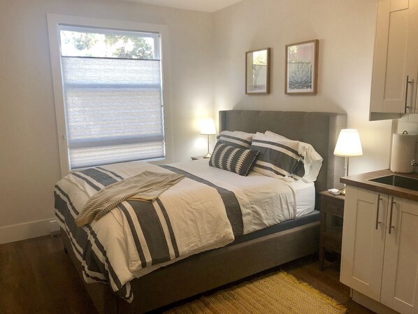 Bureau, fer et planche à repasser, accès au Wi-Fi (inclus)