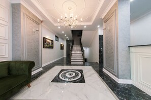 Lobby sitting area - Old Garden Hotel (Batumi)