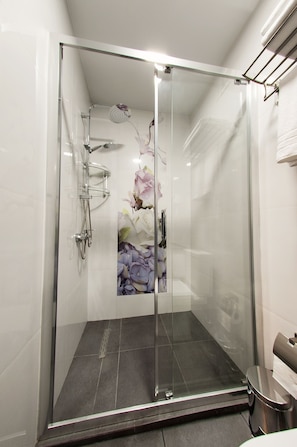 Family Quadruple Room | Bathroom | Shower, free toiletries, hair dryer, bathrobes - Old Garden Hotel (Batumi)