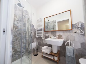 Shower, rainfall showerhead, free toiletries, hair dryer - Relais Palazzo Duomo (Nola)